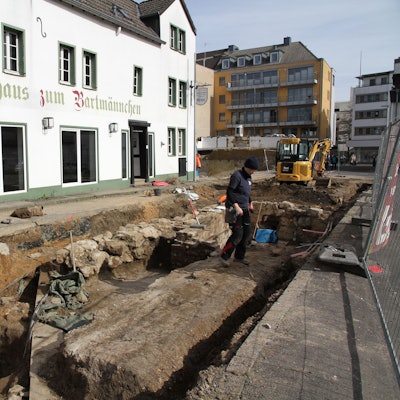 Archäologen graben Keller vor einem alten Weinhaus aus