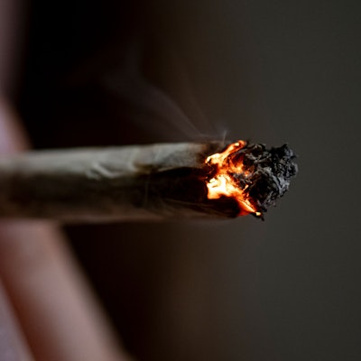 Eine Person raucht einen Joint.