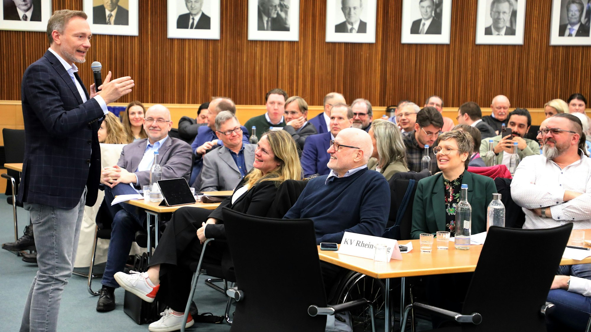 Finanzminister Christian Lindner auf dem Kreisparteitag der FDP in Bergisch Gladbach - seine Partei ist vor Ort zerstritten.