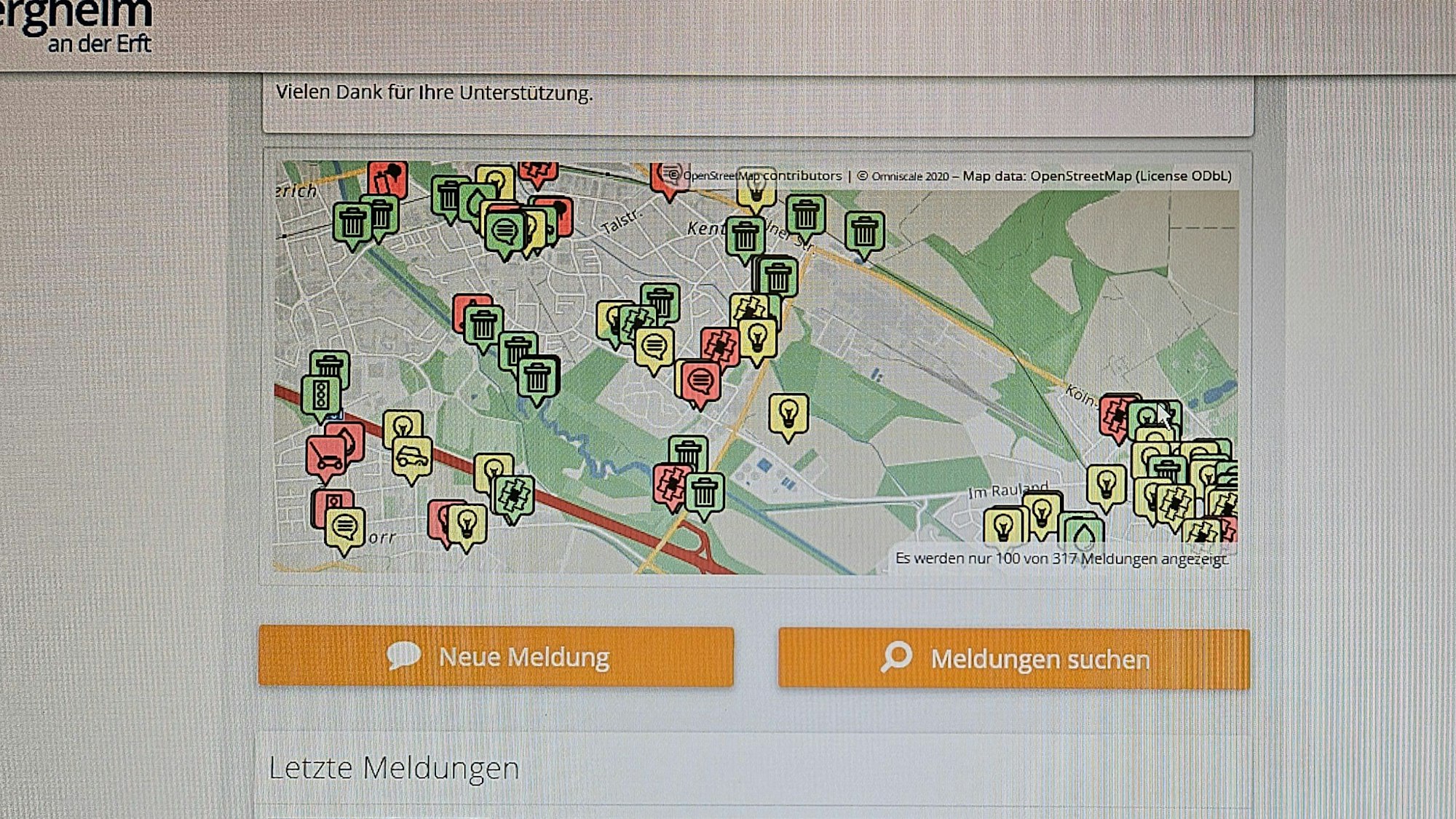 Eine Internetseite zeigt eine Karte mit Fähnchen.