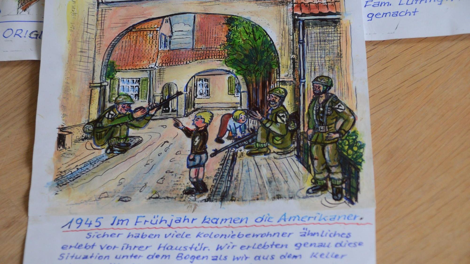 Eine bunte Zeichnung zeigt Häuser und zwei Torbögen. Kinder begegnen Soldaten; der Text erklärt: „Im Frühjahr 1945 kamen die Amerikaner“.