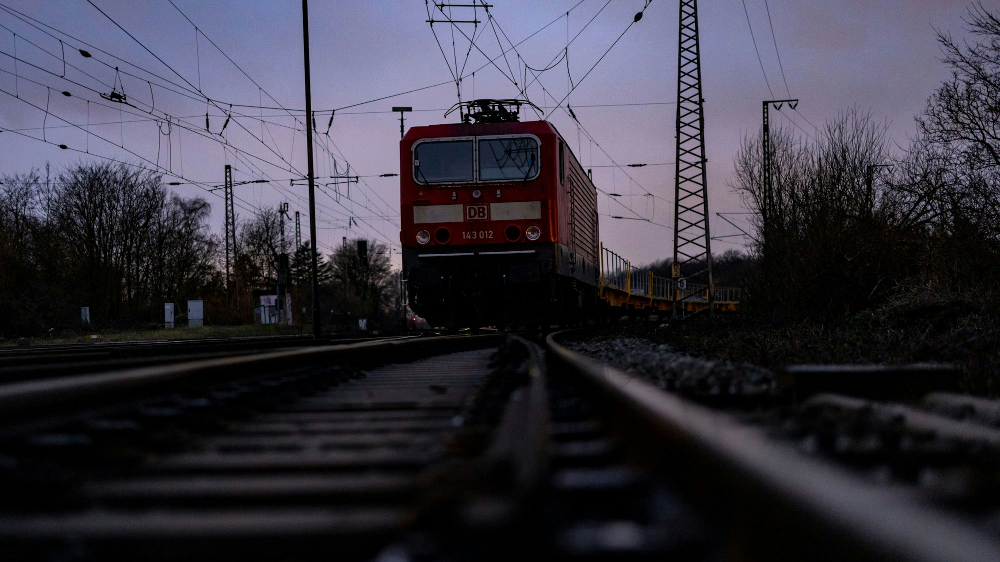 Eine Lok mit einem Güterzug (Archivbild)