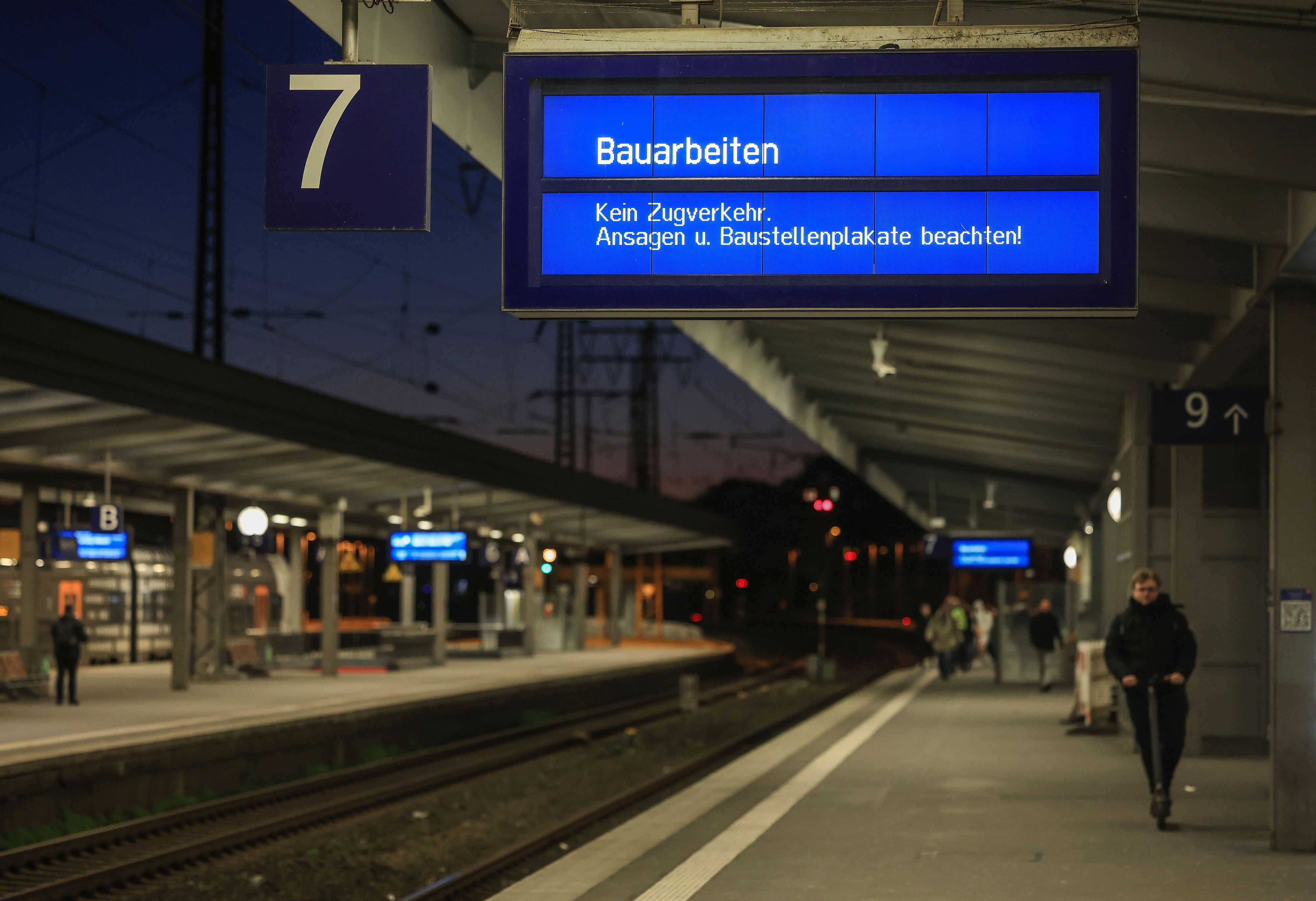 Auf einer Anzeigetafel wird auf eine Streckensperrung hingewiesen.