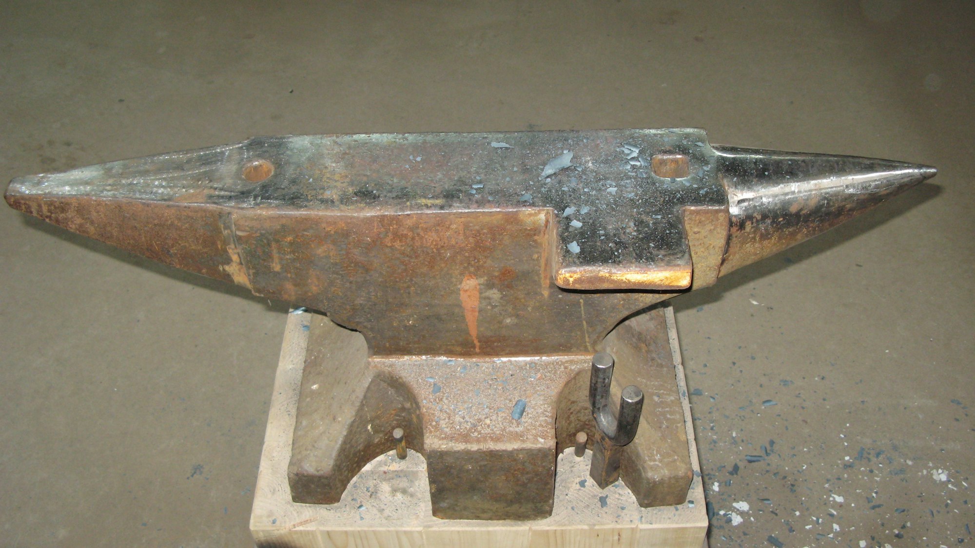 Das Bild zeigt einen etwa 200 Kilogramm schweren Amboss.