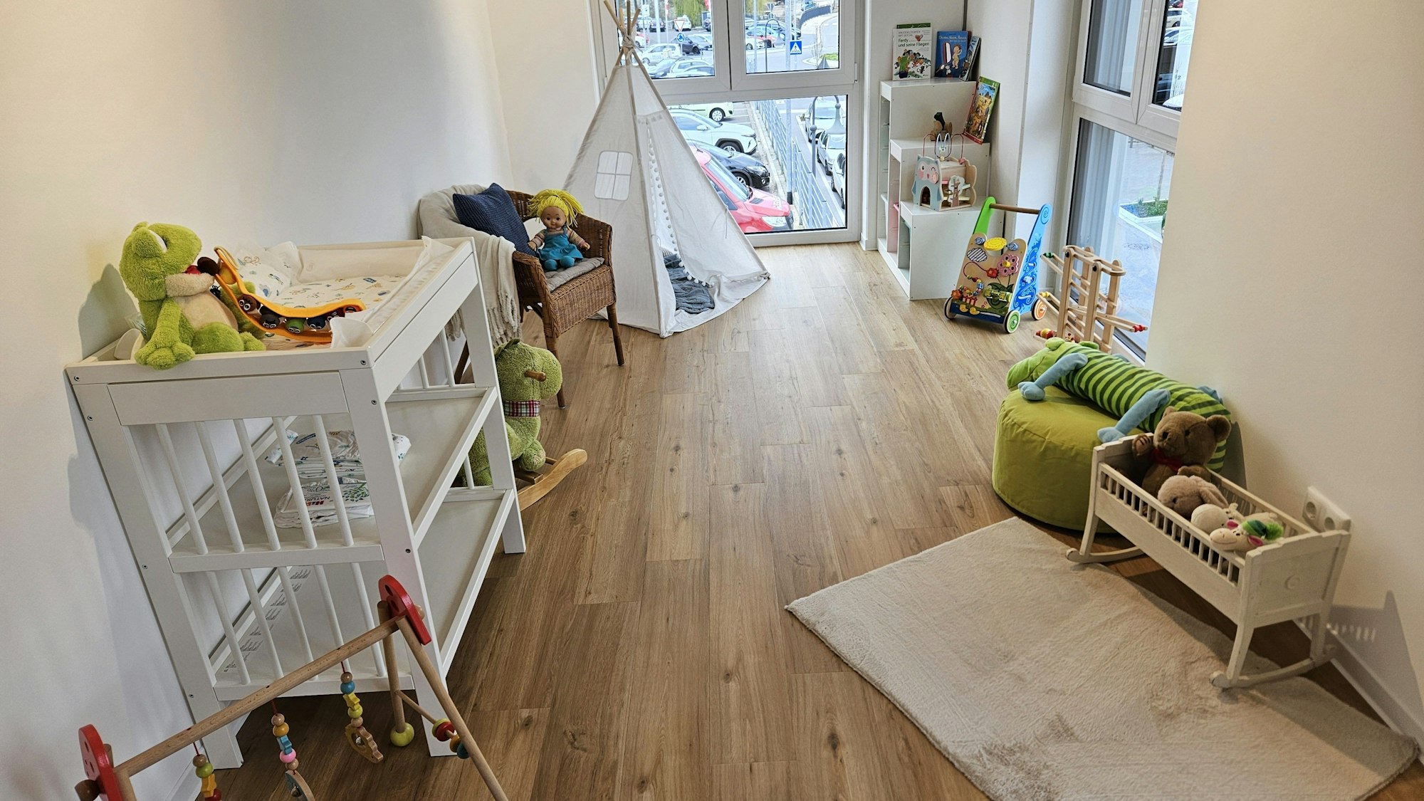 Blick in ein Spielzimmer mit Puppen und einem kleinen Indianerzelt.