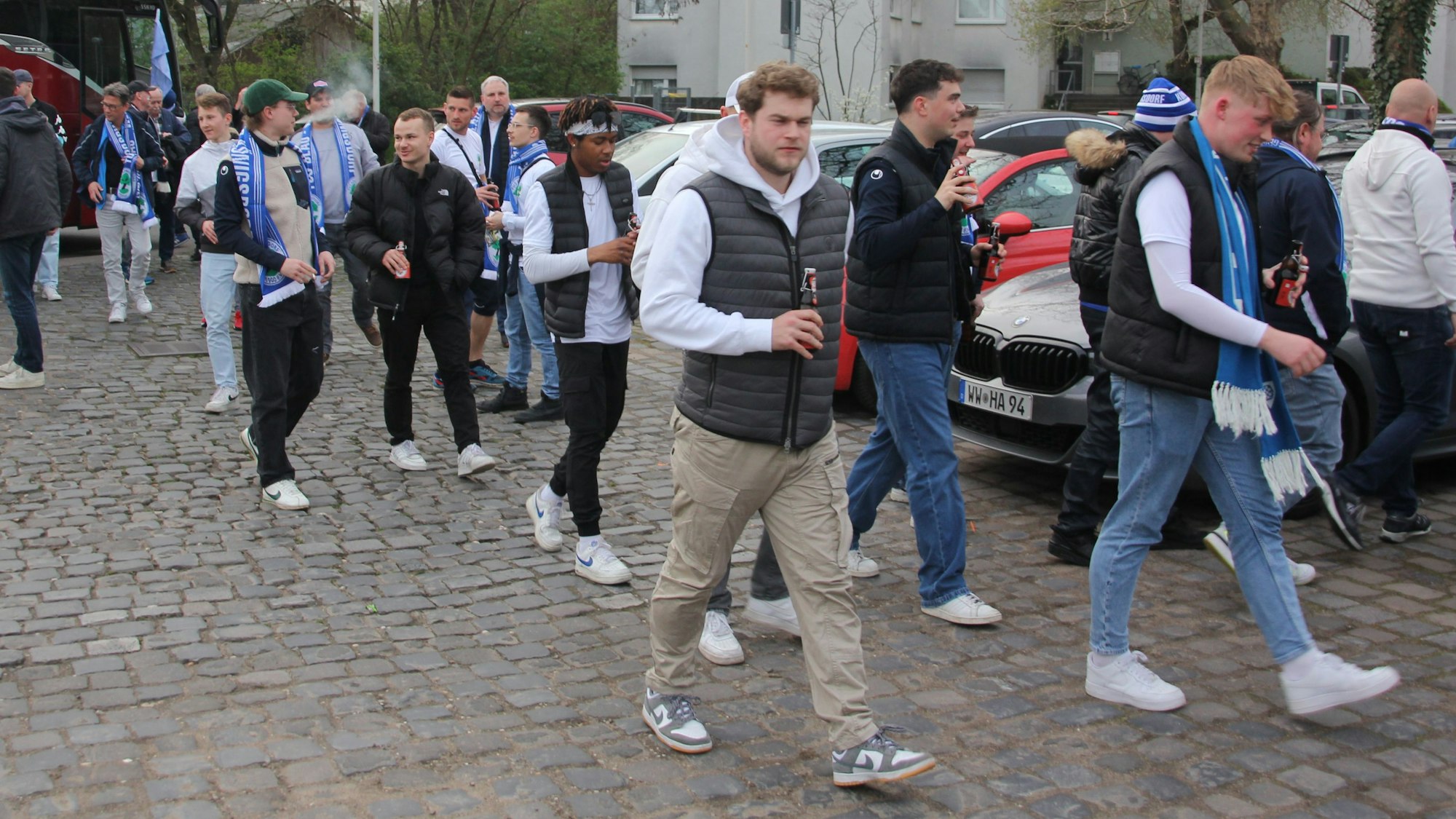 Fußballs-Fans bei der Ankunft am Stadion.
