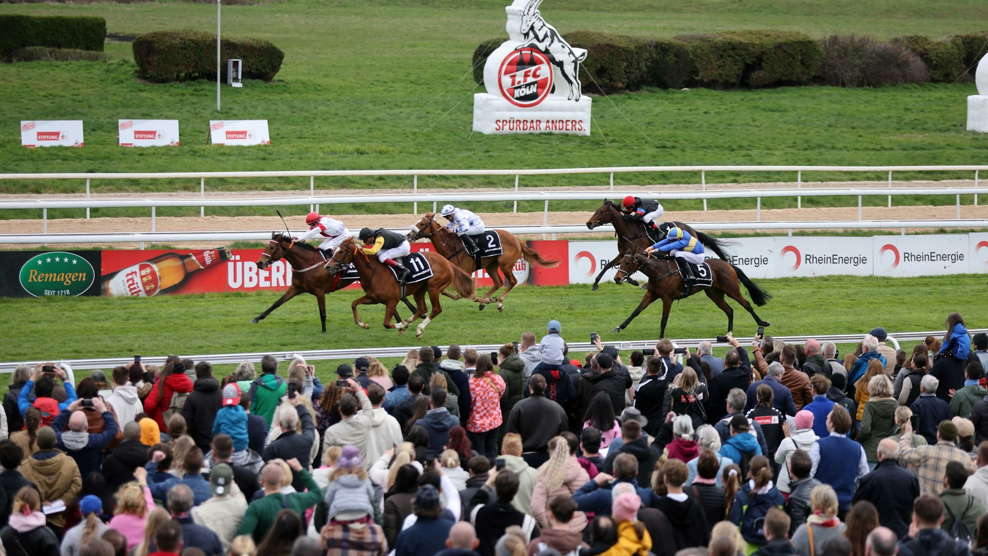 Pferderennen für den guten Zweck beim FC-Renntag