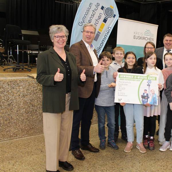 Die erfolgreichen Schülerinnen und Schüler haben sich zum Siegerfoto aufgestellt.