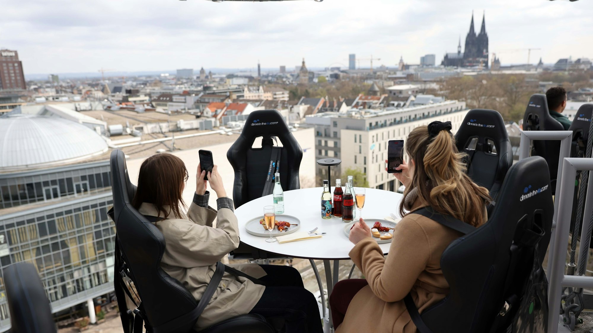 Essen mit Domblick: Das ist beim „Dinner in the Sky“ möglich.