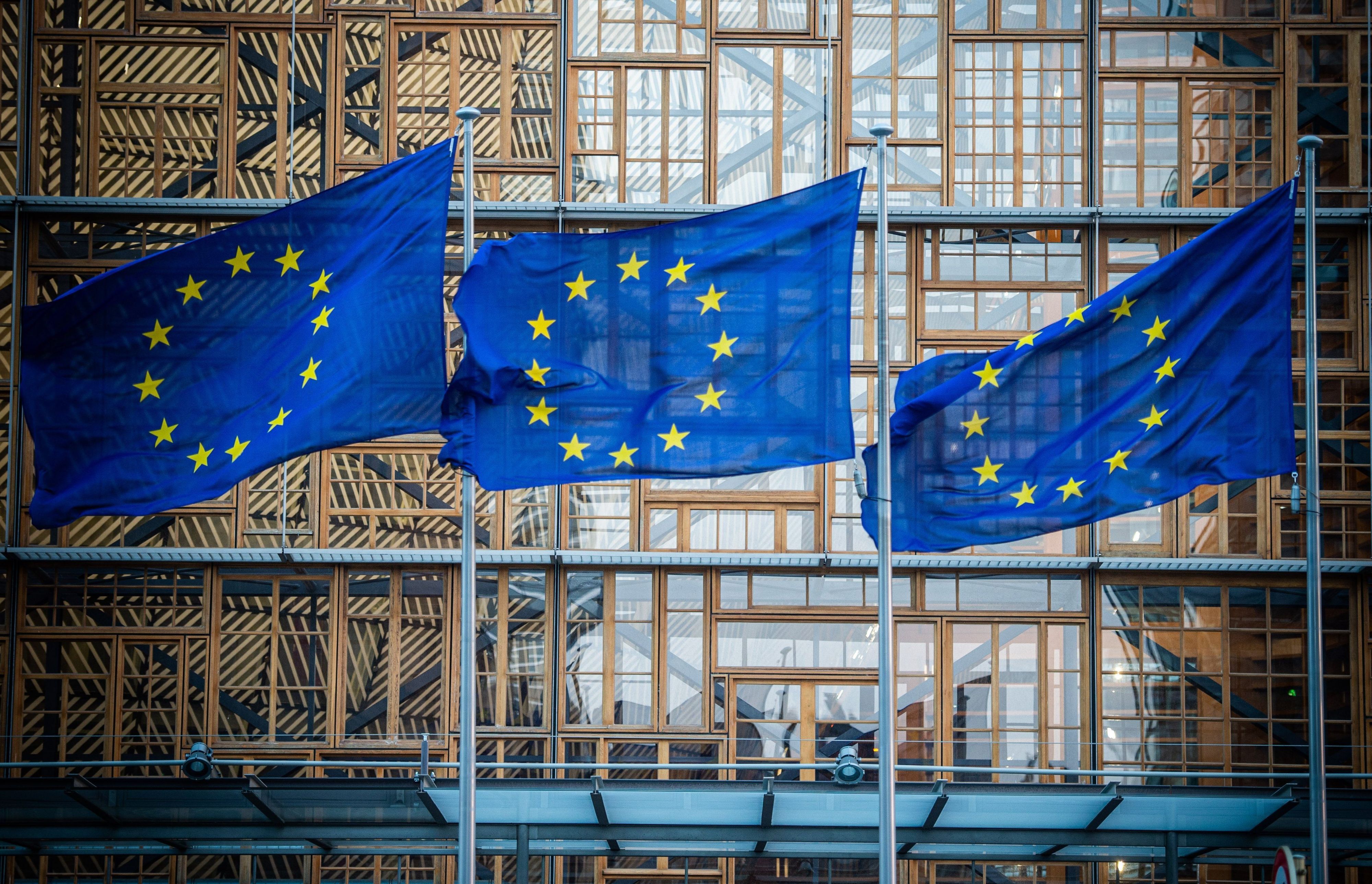 Flaggen der Europäischen Union wehen im Wind vor dem Europa-Gebäude. (Symbolbild)