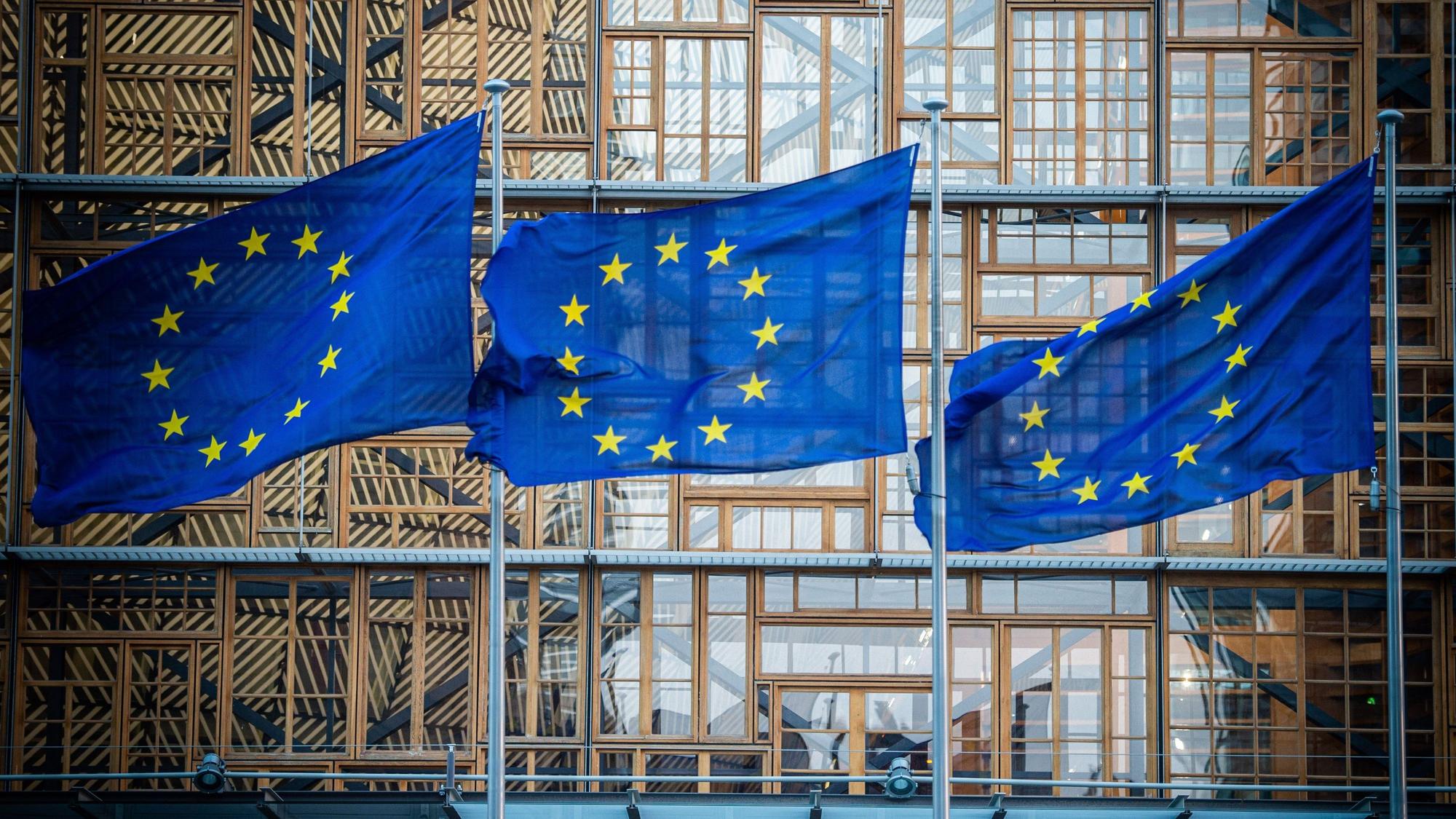 Flaggen der Europäischen Union wehen im Wind vor dem Europa-Gebäude. (Symbolbild)