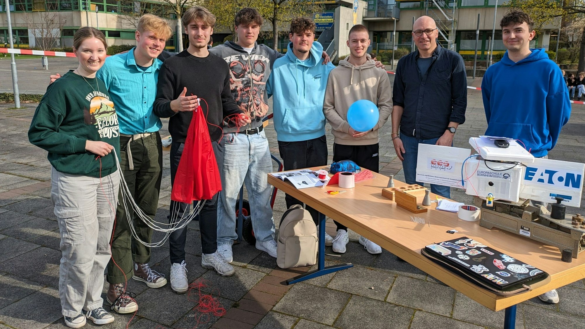 Schüler, Schülerinnen und Lehrer bereiten das Experiment vor.