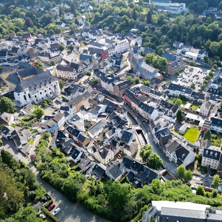 Eine Luftbildaufnahme aus dem Jahr 2022 zeigt die Kernstadt von Bad Münstereifel von oben.