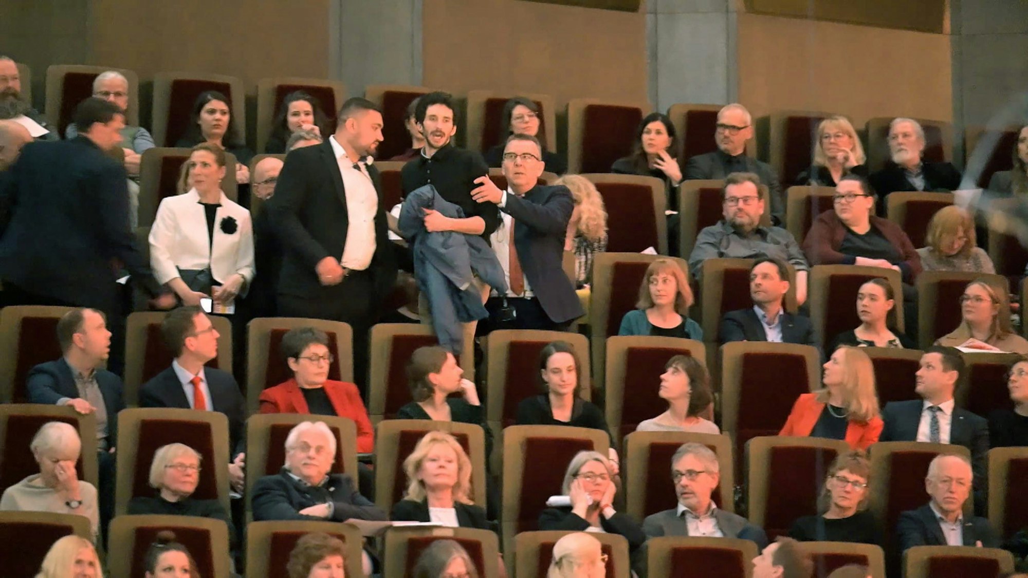Leipzig: Ein Störer wird bei der offiziellen Veranstaltung zur Eröffnung der Leipziger Buchmesse im Gewandhaus aus dem Saal geführt.