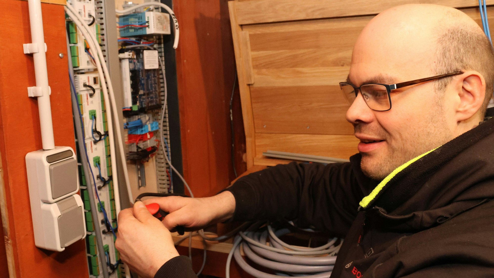 Orgelbauer Thomas Hildner verdrahtet die Steuerung.
