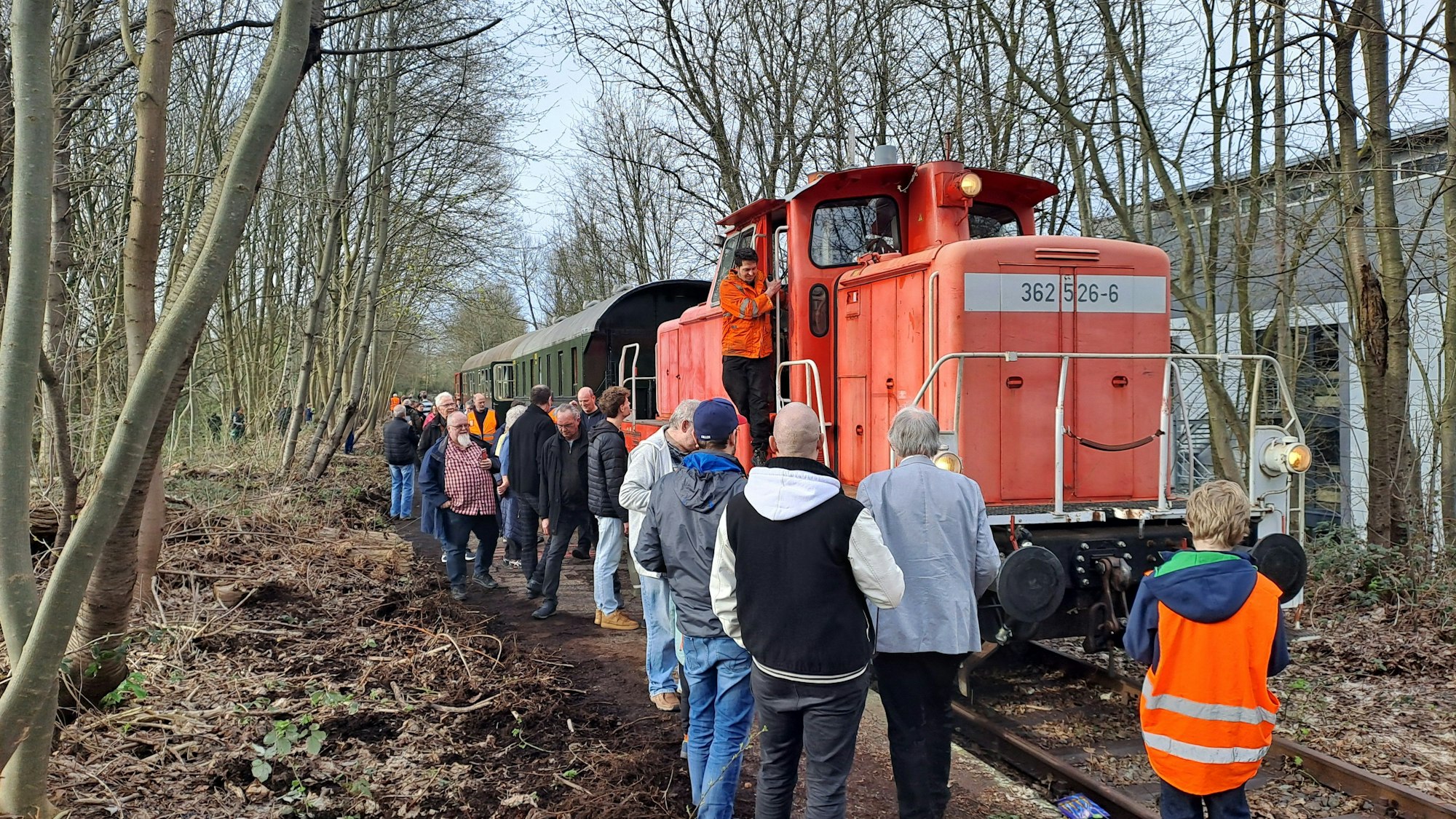Das Foto zeigt einen Sonderzug auf den Gleisen der alten Sülztalbahn
