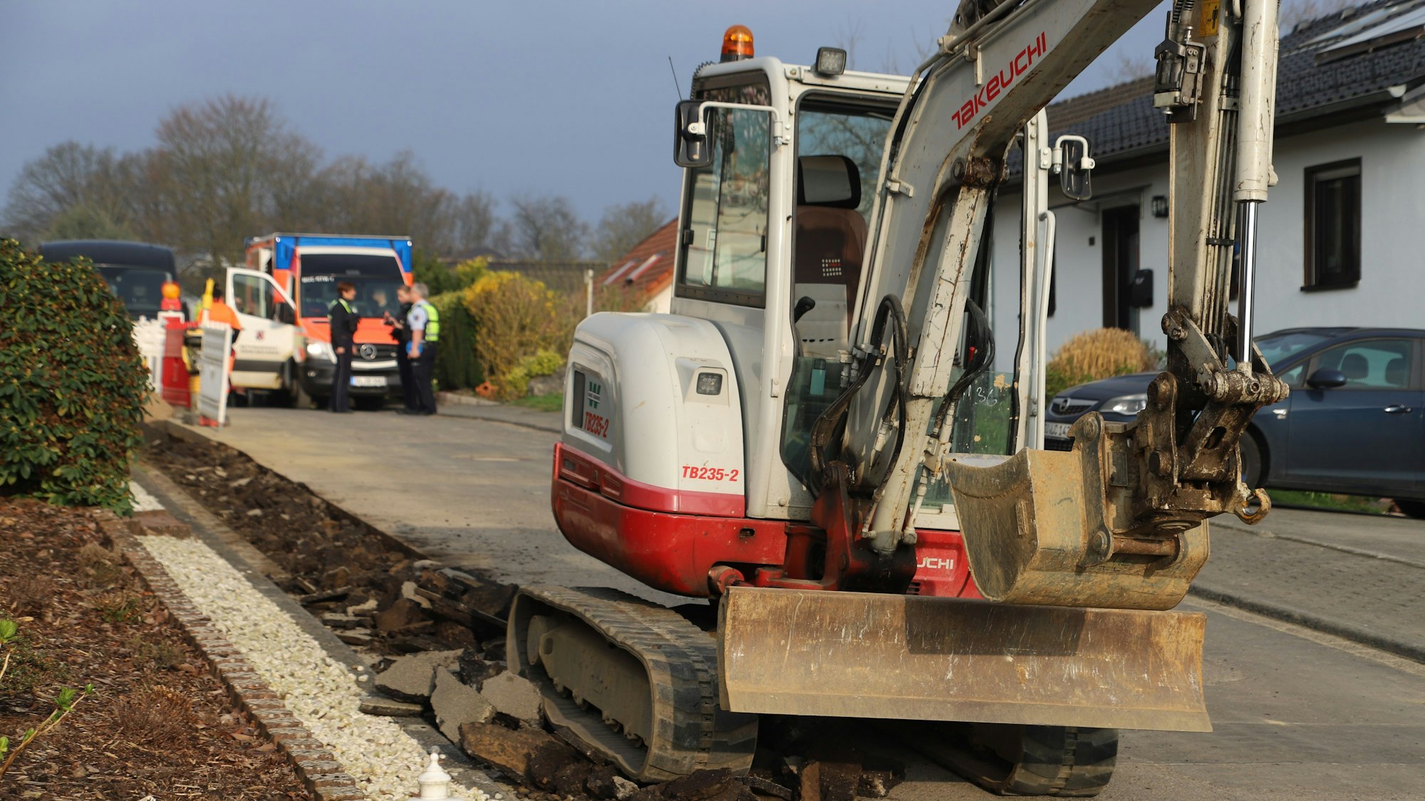 In Much auf der Straße Eltersbach ist ein 24 Jahre alter Bauarbeiter mit Fuß und Unterschenkel unter einen Kleinbagger geraten.