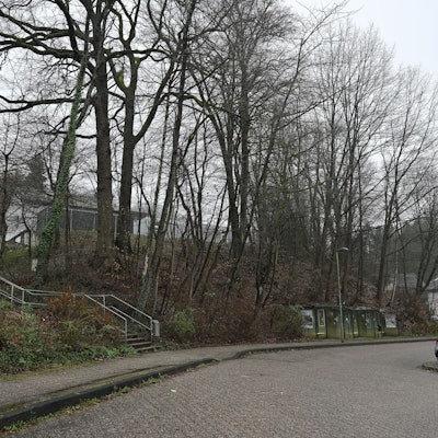 Auf dem Parkplatz des Overather Busbahnhofs stehen Autos.