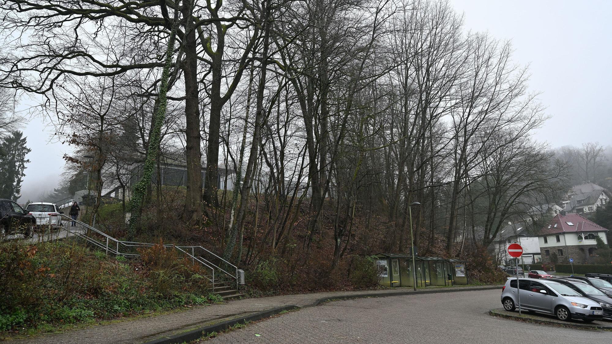 Auf dem Parkplatz des Overather Busbahnhofs stehen Autos.