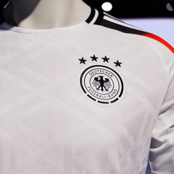 Die offiziellen Trikots der deutschen Fußball-Nationalmannschaft für die kommende Fußball-Europameisterschaft 2024 kommen vom Ausrüster Adidas. Ab 2027 wird Nike den DFB ausrüsten.