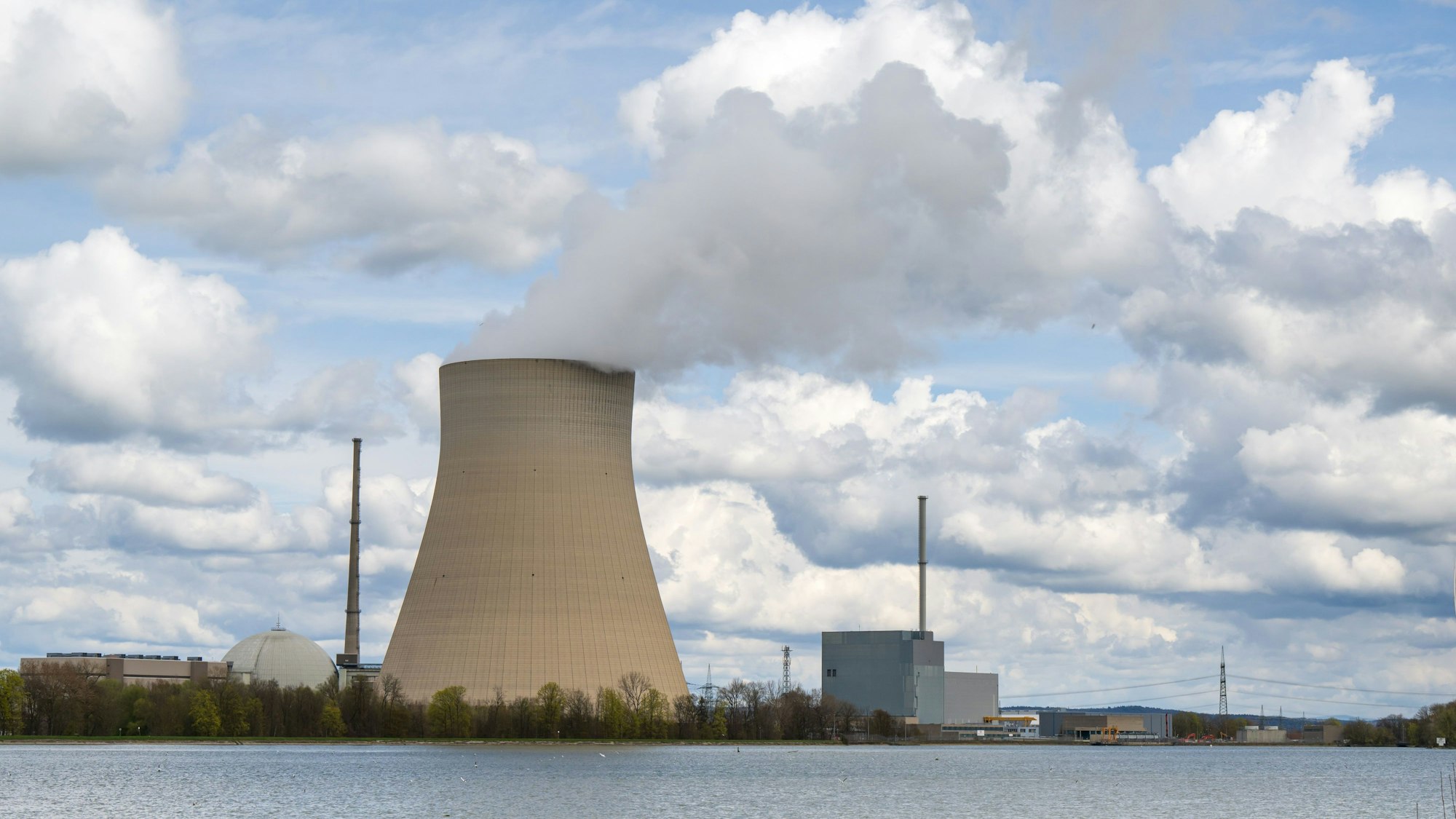 Wasserdampf steigt aus dem Kühlturm des Kernkraftwerks Isar 2.