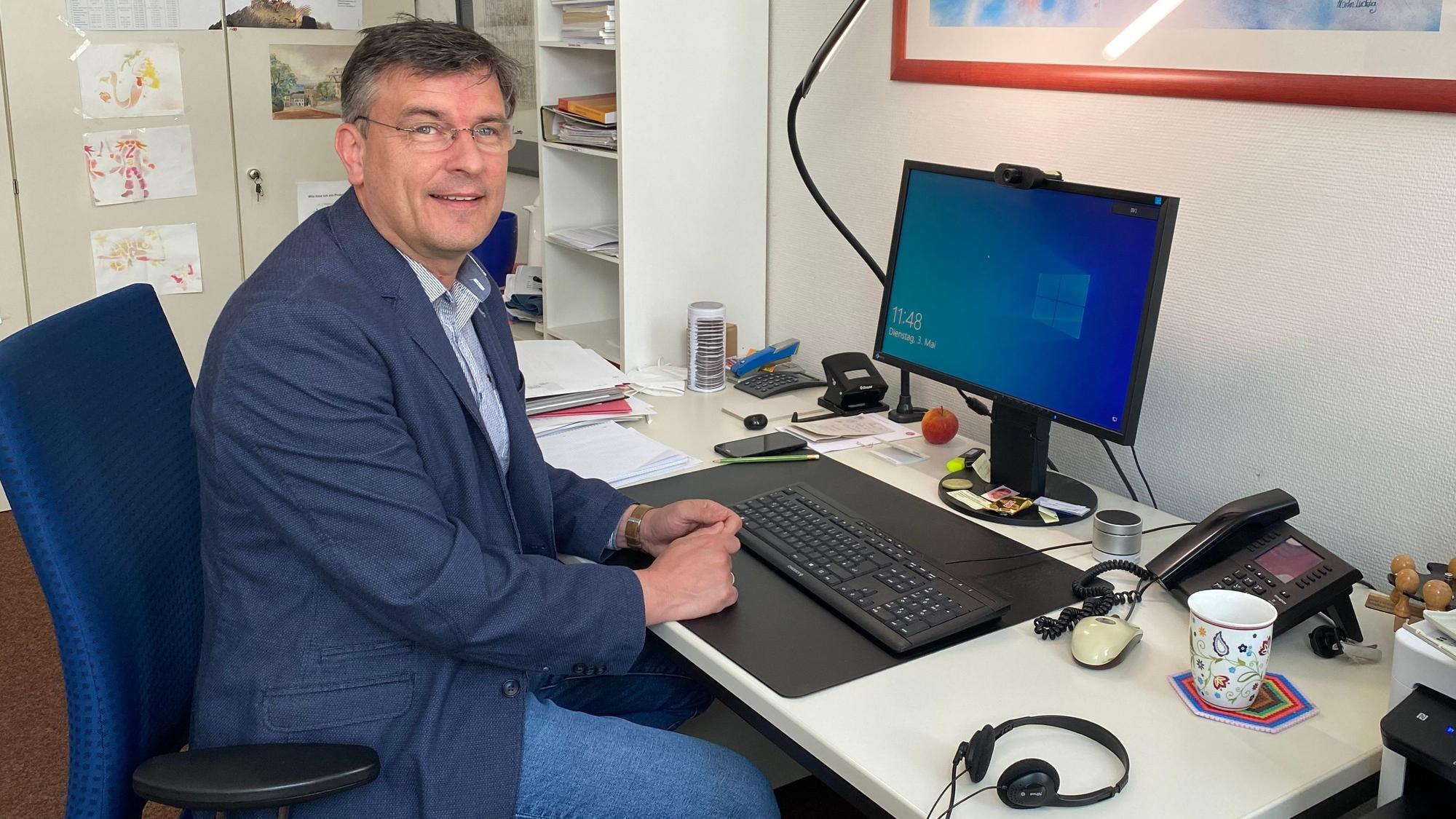 Benedikt Hörter sitzt an seinem Schreibtisch vor einem PC.