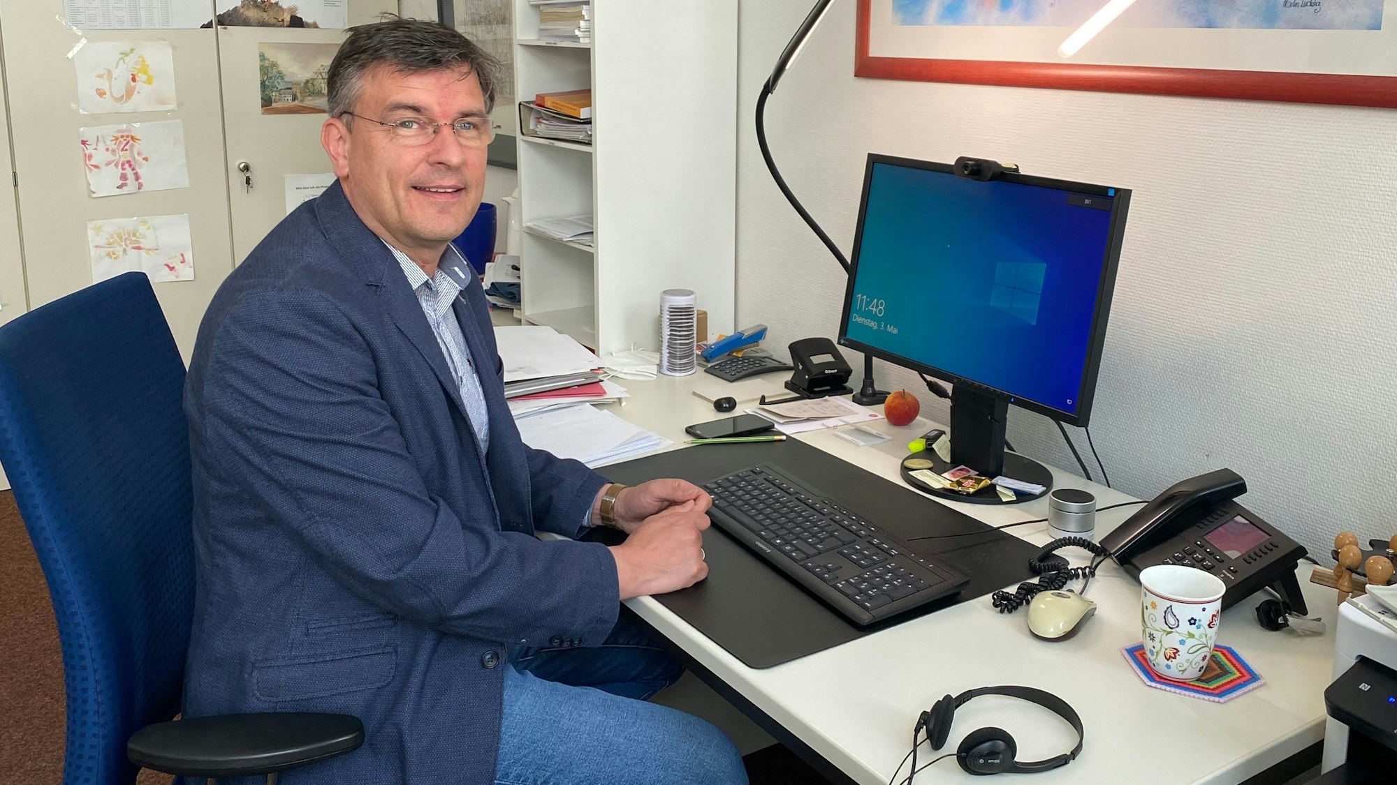 Benedikt Hörter sitzt an seinem Schreibtisch vor einem PC.