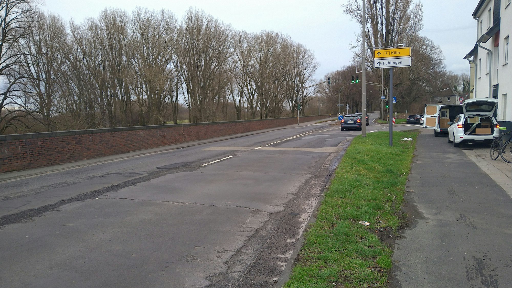 Nach der Sanierung der Neusser Landstraße soll der Radweg breiter und die Fahrbahn schmaler sein - Bezirksvertreter sehen das kritisch.
