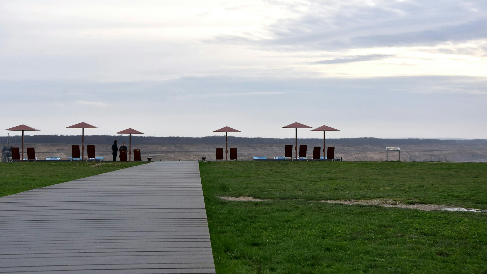 Ein Abstecher zur Tagebaukante führt uns zum letzten Buchstaben für unser Rätselwort.