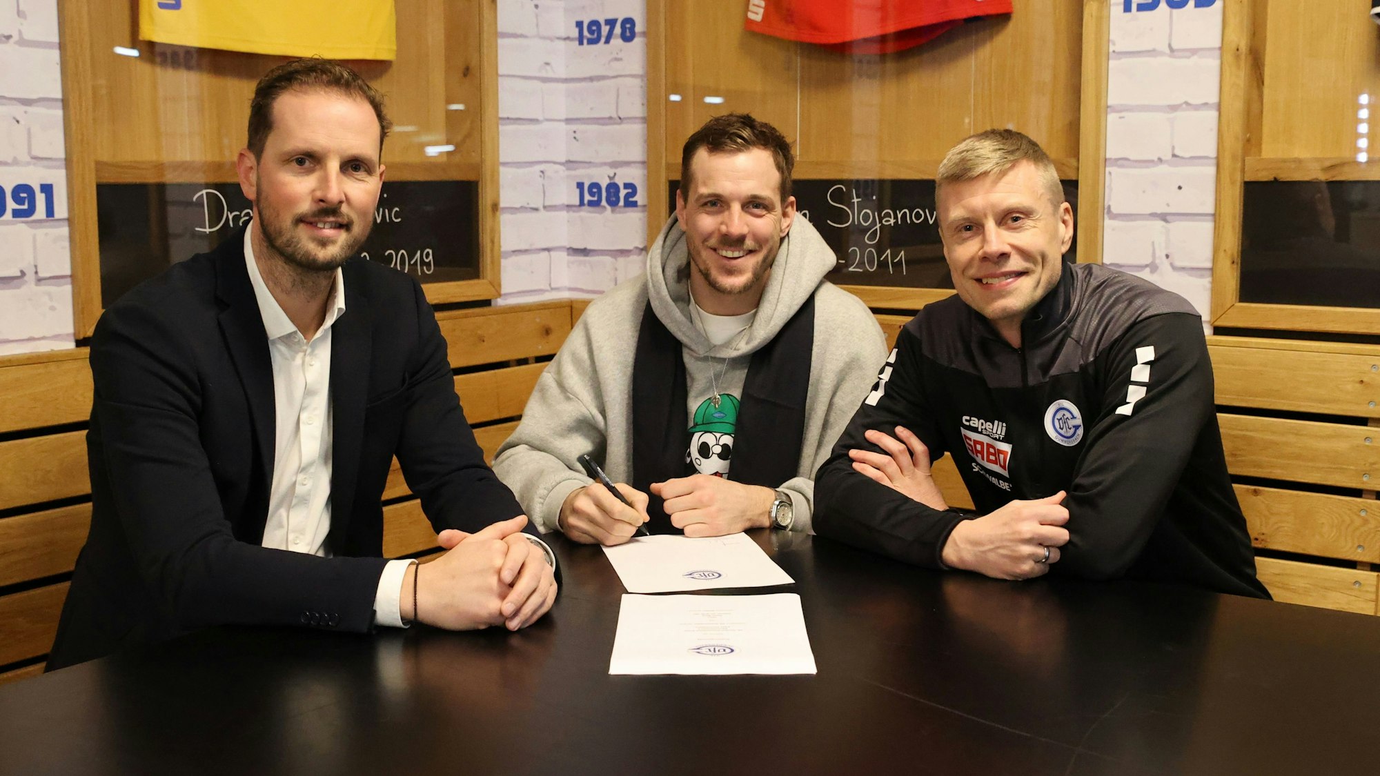 Bei der Vertragsunterzeichnung: VfL-Geschäftsführer Christoph Schindler, Kentin Mahé und Trainer Gudjon Valur Sigurdsson (v.l.).
