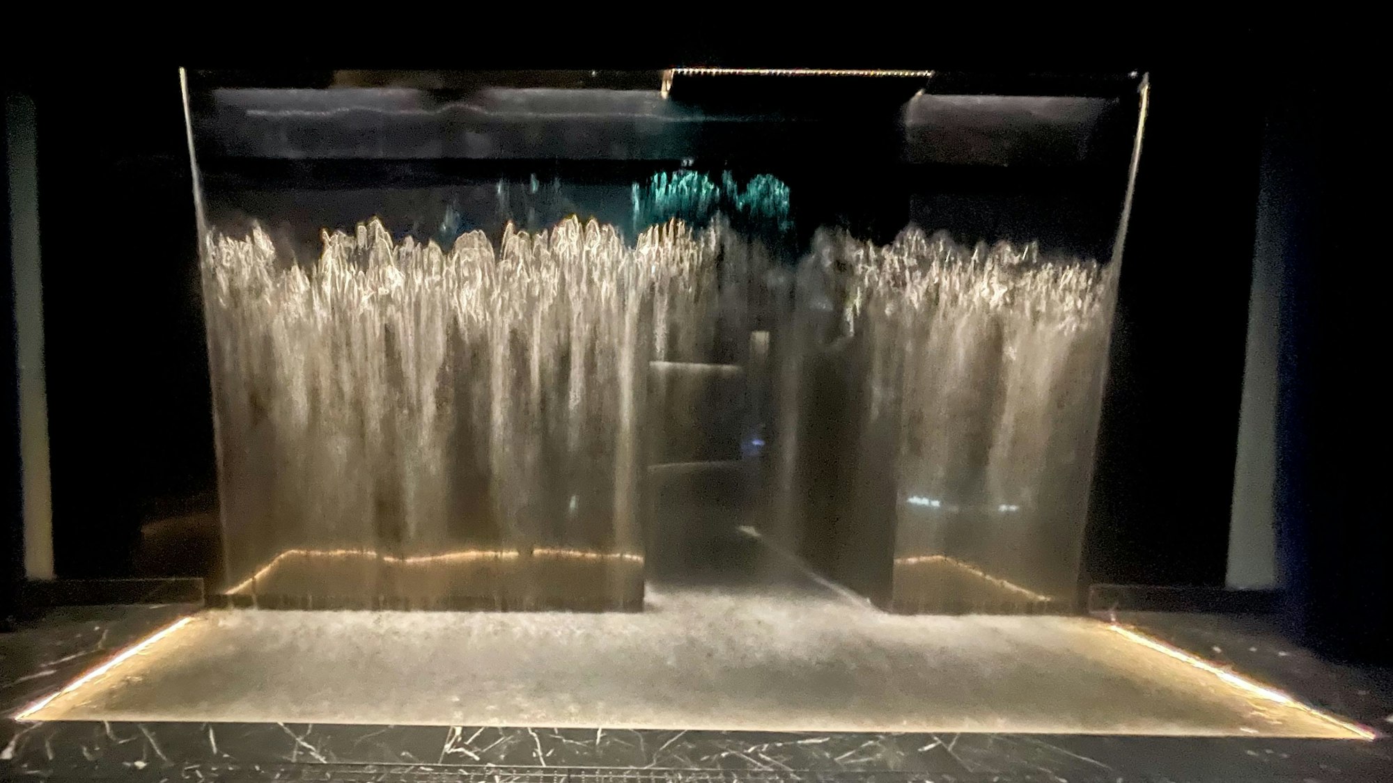 Das Bild zeigt den Eingangsbereich zum Immersive Sky. Es ist ein Wasserfall.