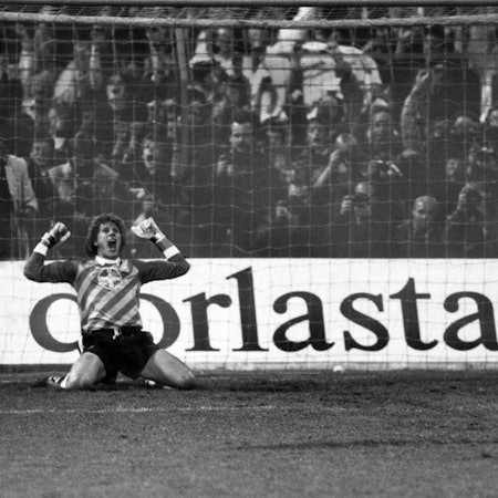 Torwart Rüdiger Vollborn Bayer 04 Leverkusen jubelt nach dem entscheidenden Elfmeter zum UEFA Cup Sieg, Zuniga Espanyol Barcelona dreht enttäuscht ab