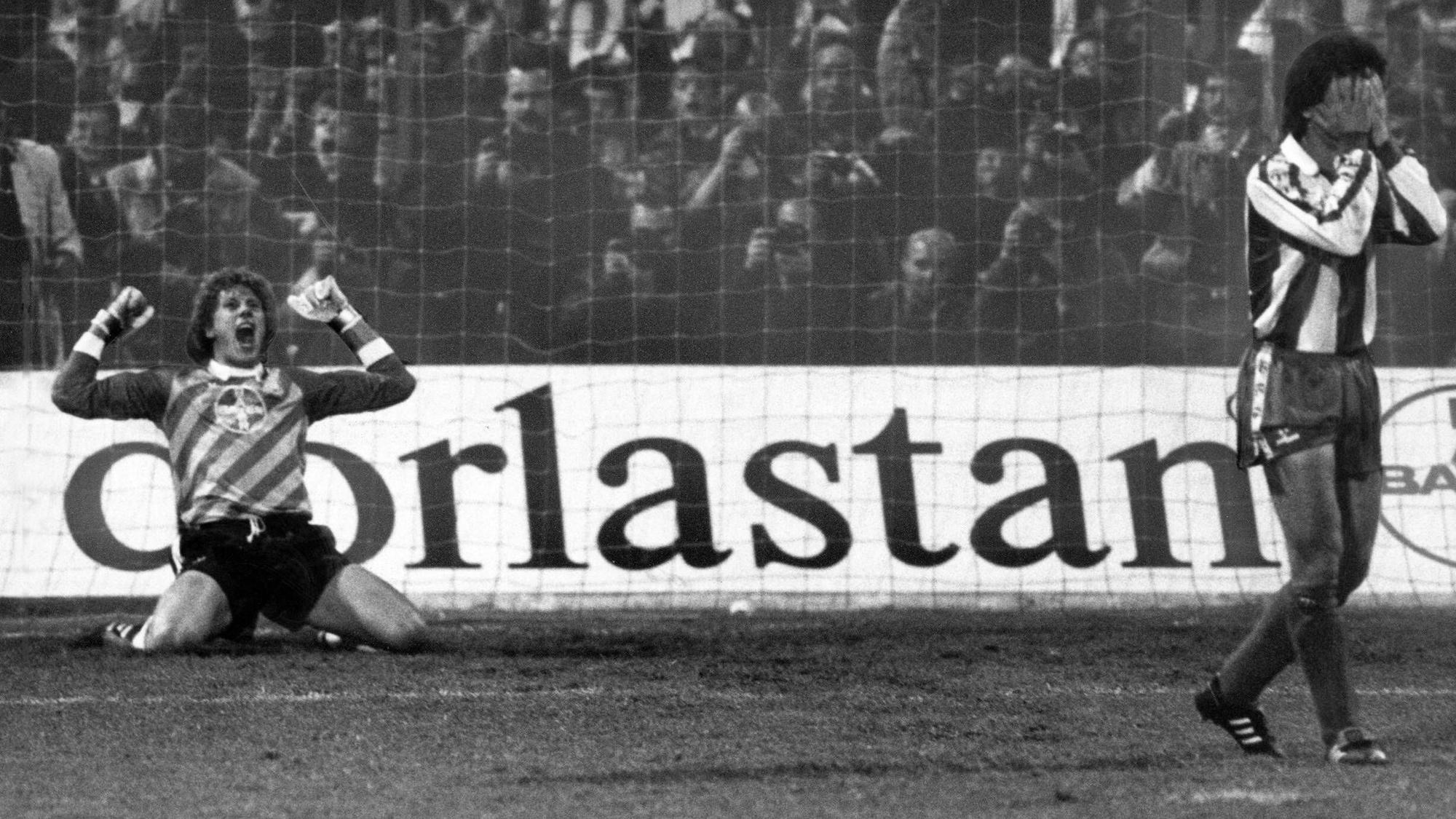 Torwart Rüdiger Vollborn Bayer 04 Leverkusen jubelt nach dem entscheidenden Elfmeter zum UEFA Cup Sieg, Zuniga Espanyol Barcelona dreht enttäuscht ab