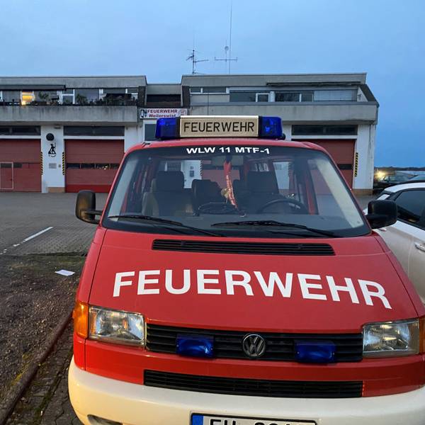 Ein rotes Feuerwehrfahrzeug steht vor dem Gerätehaus in Weilerswist.