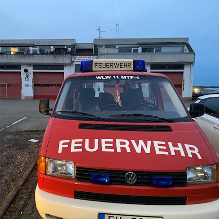 Ein Bild der alten Feuerwache in Weilerswist. Im Vordergrund steht ein Feuerwehrauto.