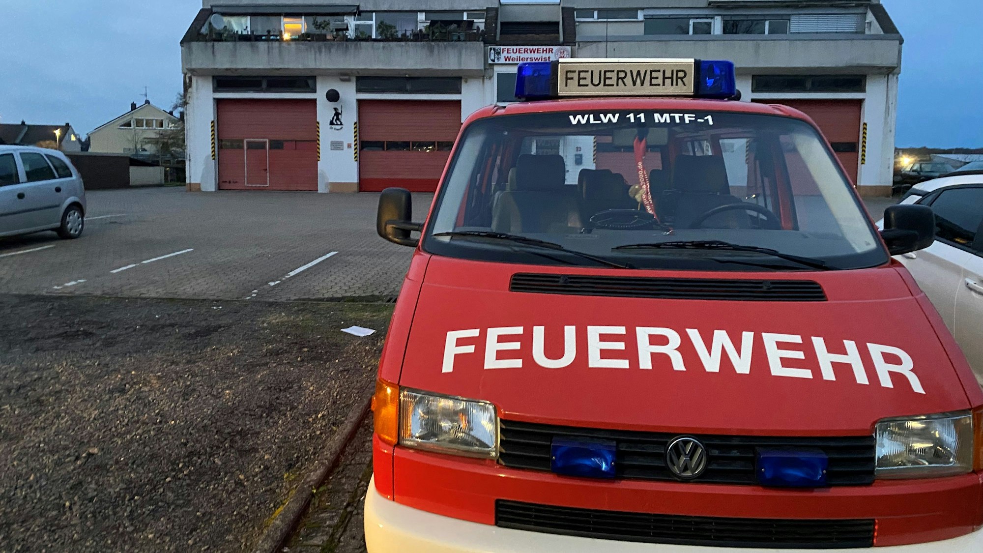 Ein rotes Feuerwehrfahrzeug steht vor dem Gerätehaus in Weilerswist.