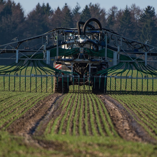 Ein Landwirt fährt Gülle aus.