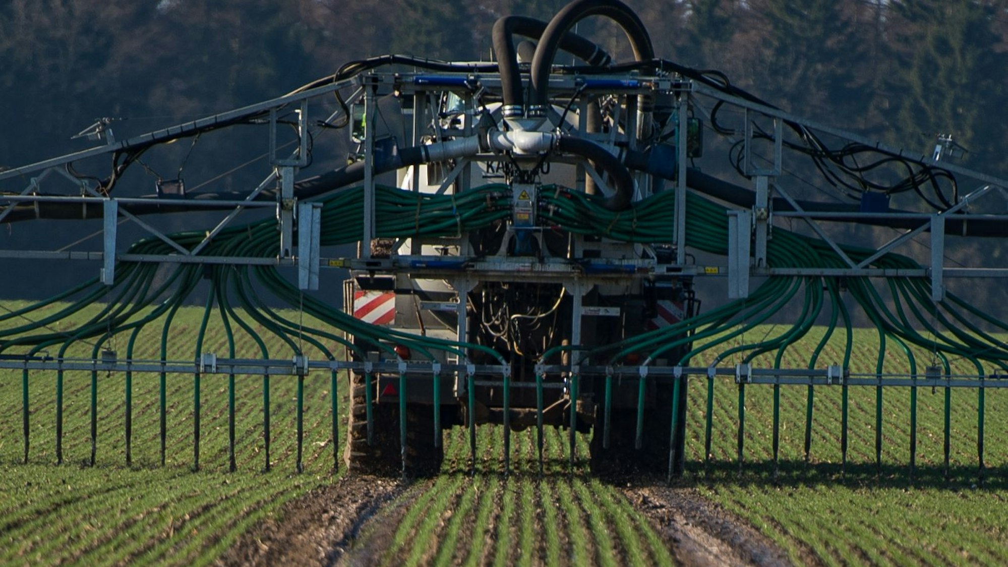 Ein Landwirt fährt Gülle aus.