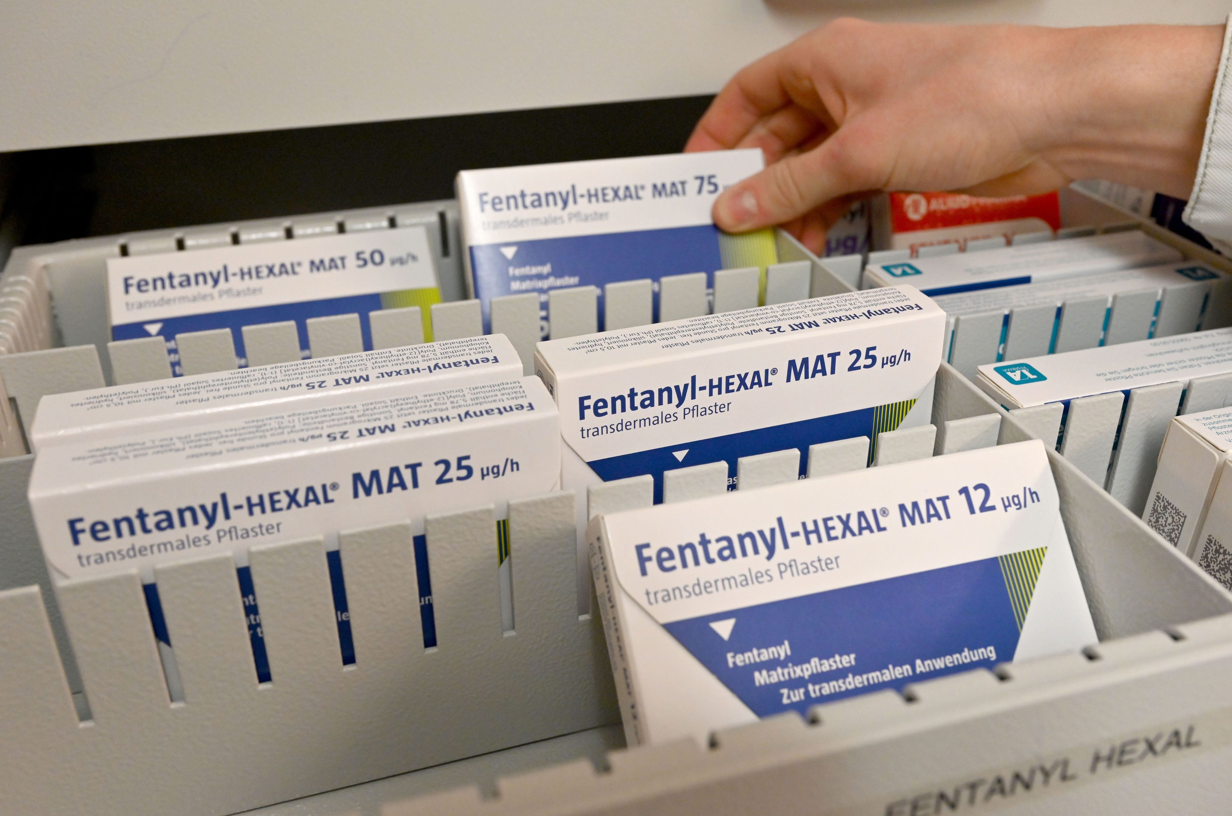 Pflaster mit dem Wirkstoff Fentanyl sind in einer Schublade zu sehen.