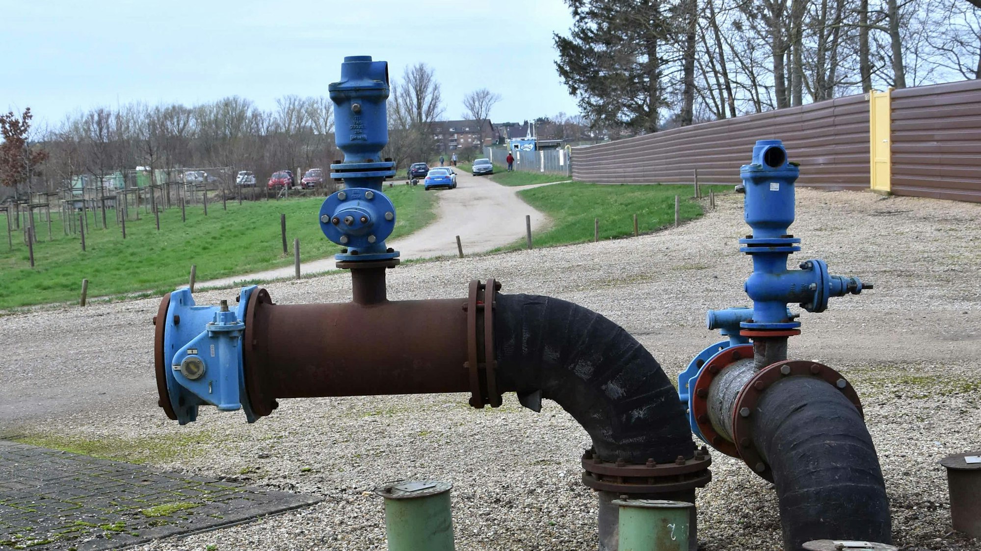 Hinter dieser Einfriedung werden Hunde gezüchtet (Bild 2).