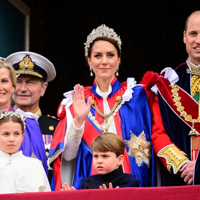 Prinzessin Kate (m) mit ihrem Ehemann Prinz William (r) und ihren zwei Kindern Prinzessin Charlotte und Prinz Louis (vorne) auf dem Balkon des Buckingham Palastes.