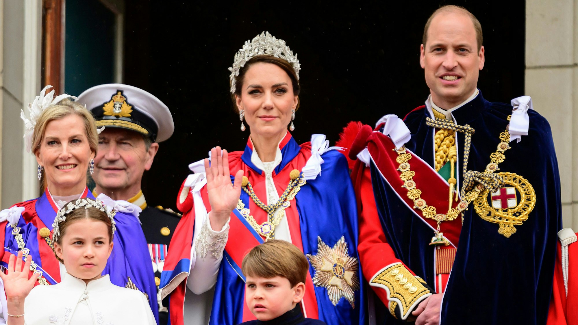 Prinzessin Kate (m) mit ihrem Ehemann Prinz William (r) und ihren zwei Kindern Prinzessin Charlotte und Prinz Louis (vorne) auf dem Balkon des Buckingham Palastes.