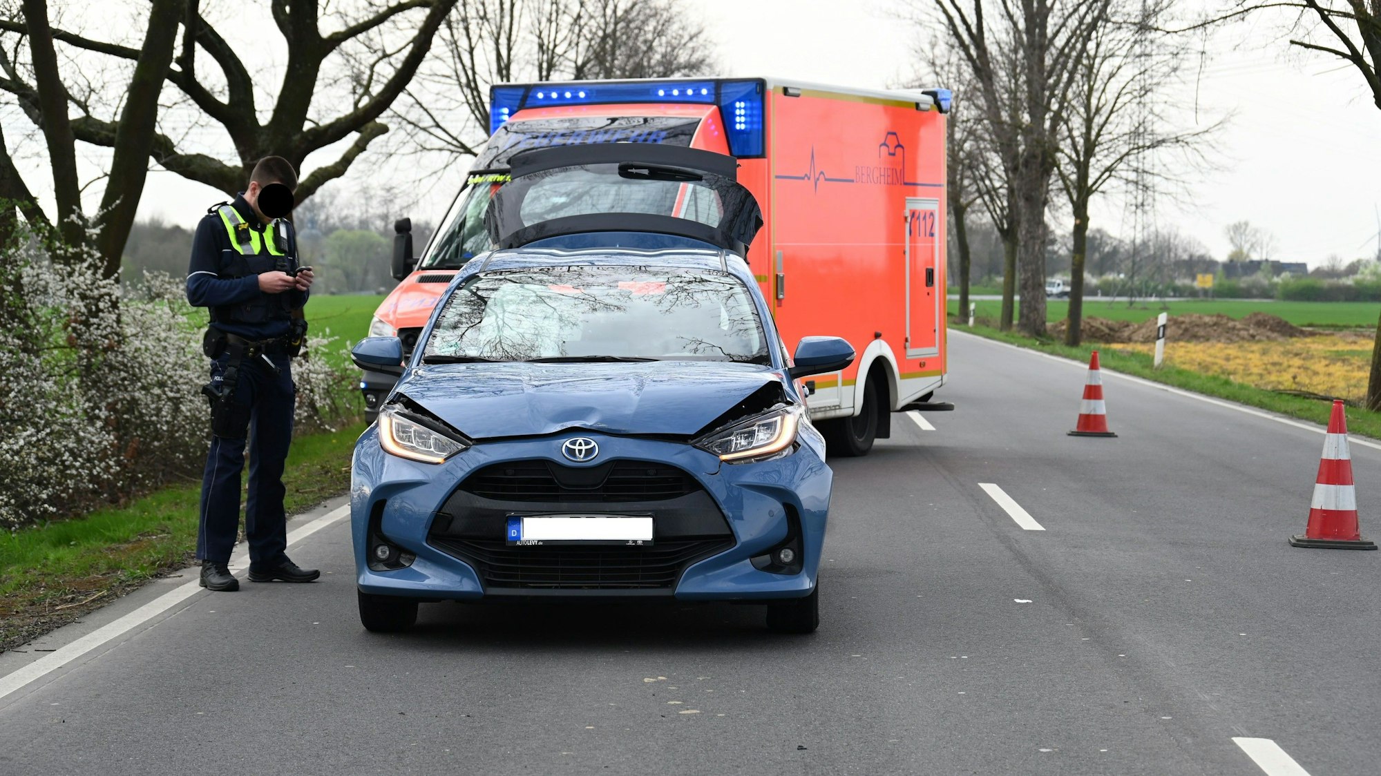 Die Motorhaube wurde durch Auffahrunfall stark beschädigt.