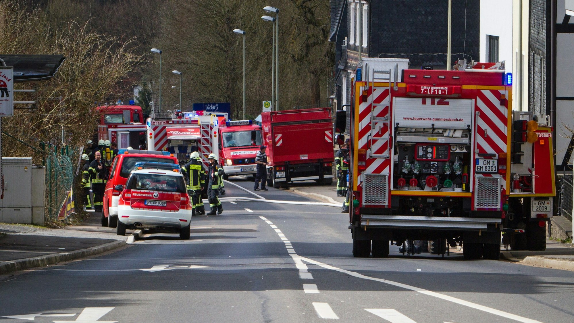Ein Großaufgebot der Feuerwehr an einer Einsatzstelle.
