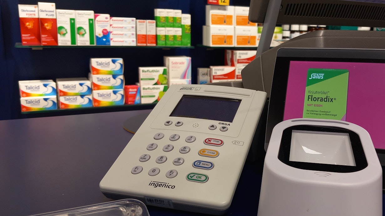 Lesegerät für Krankenversicherungskarten mit Chip in der Stern-Apotheke in Rheinbach