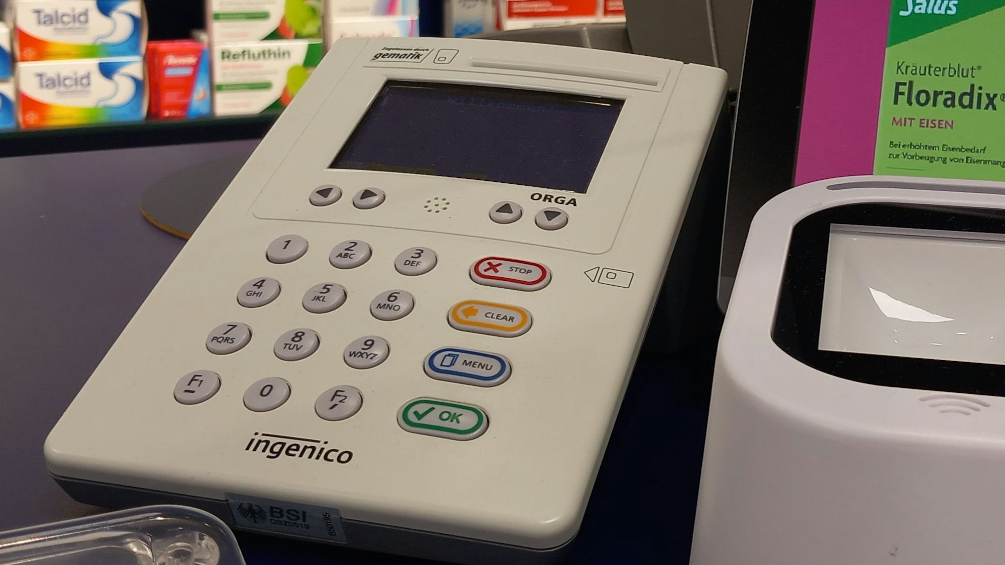 Lesegerät für Krankenversicherungskarten mit Chip in der Stern-Apotheke in Rheinbach