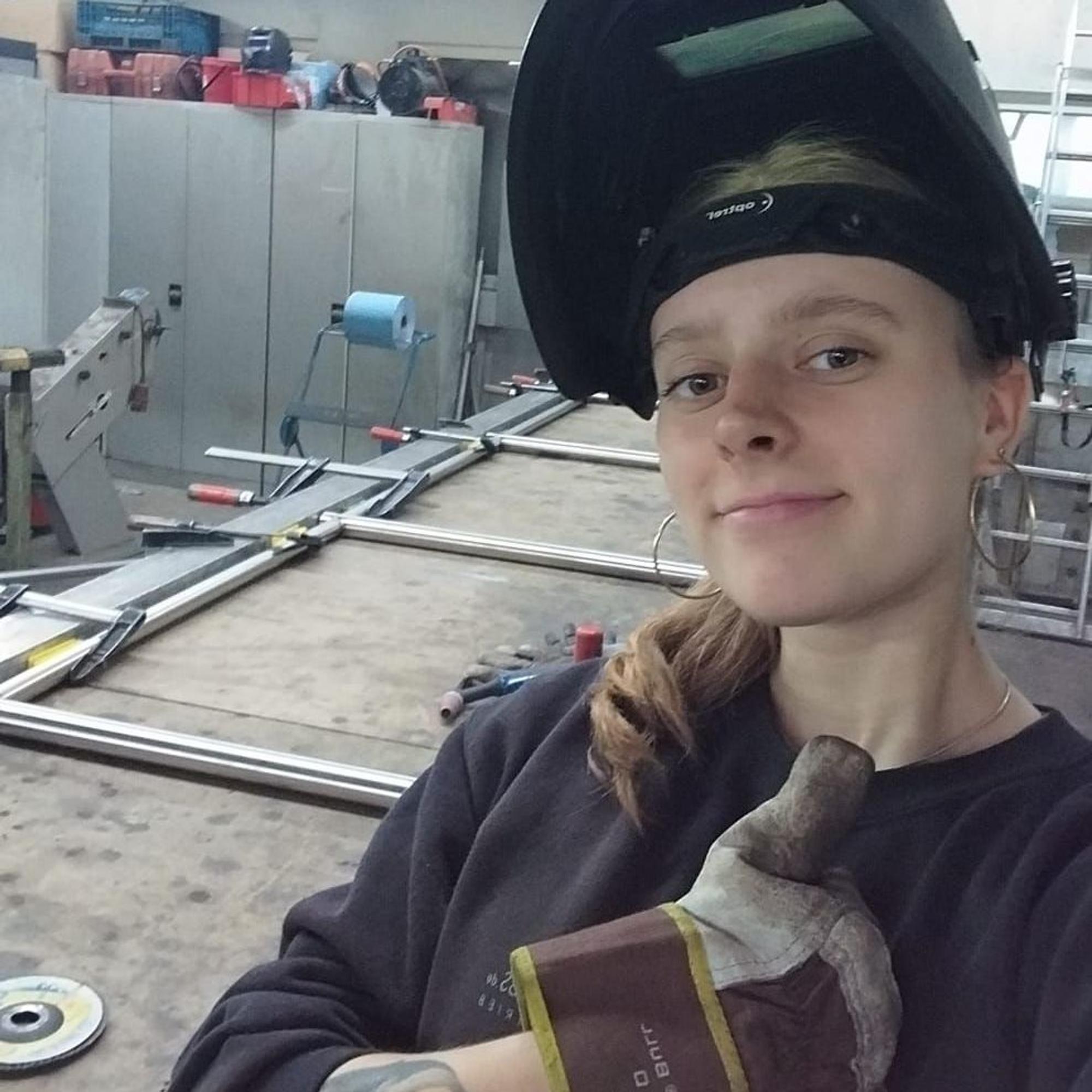 Bella Meier steht in einer Werkstatt.