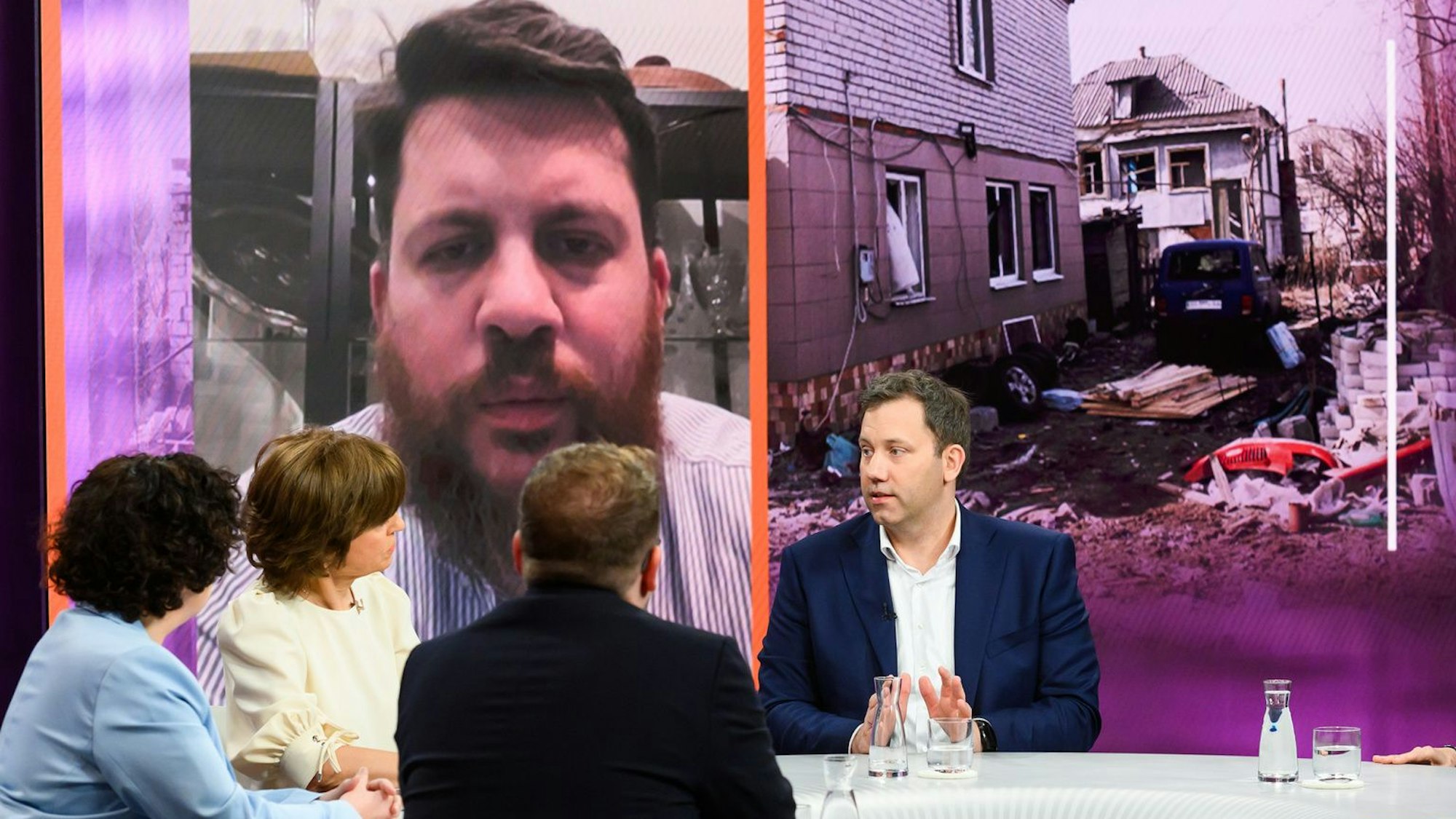 Amira Mohamed Ali (BSW), Moderatorin Maybrit Illner, Paul Ronzheimer, Lars Klingbeil (SPD), Sabine Adler und der zugeschaltete Leonid Wolkow diskutieren im ZDF über Russlands Krieg gegen die Ukraine.