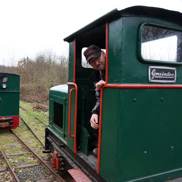 Das Foto zeigt die Kleinbahn im Lindlarer Freilichmuseum.