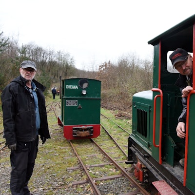 Das Foto zeigt die Kleinbahn im Lindlarer Freilichmuseum.